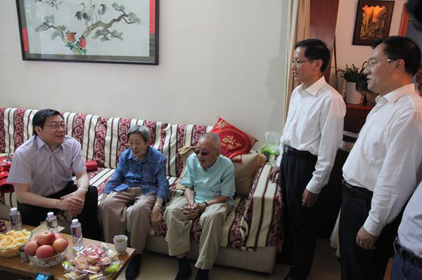 杜家毫到我校走访慰问老红军冯国英