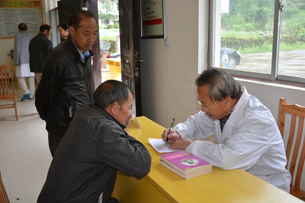 湖南中医药大学关工委赴牛头江村送医送药送健康