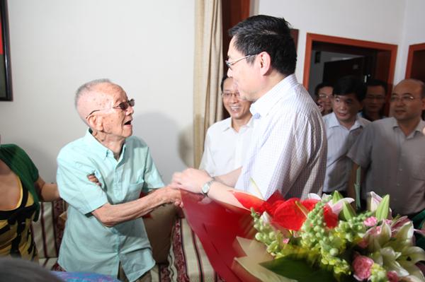 杜家毫到我校走访慰问老红军冯国英