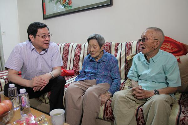 杜家毫到我校走访慰问老红军冯国英